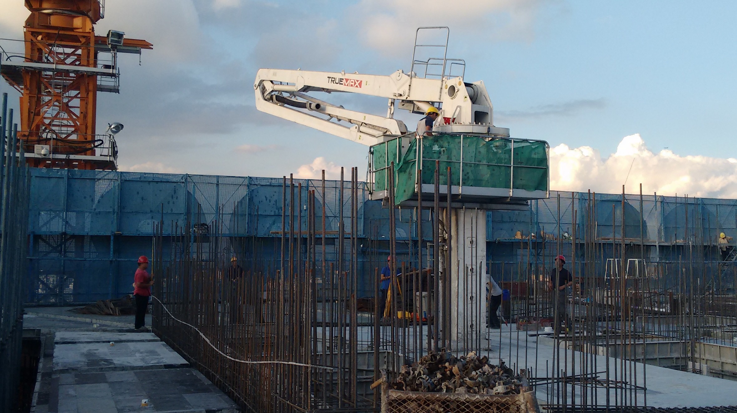 內(nèi)爬布料機(jī) 內(nèi)爬布料機(jī)