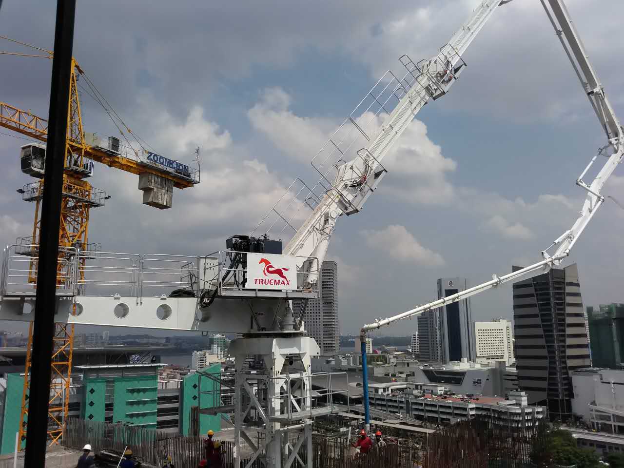 塔身式液壓布料機(jī)電梯井安裝 塔身式液壓布料機(jī)電梯井安裝