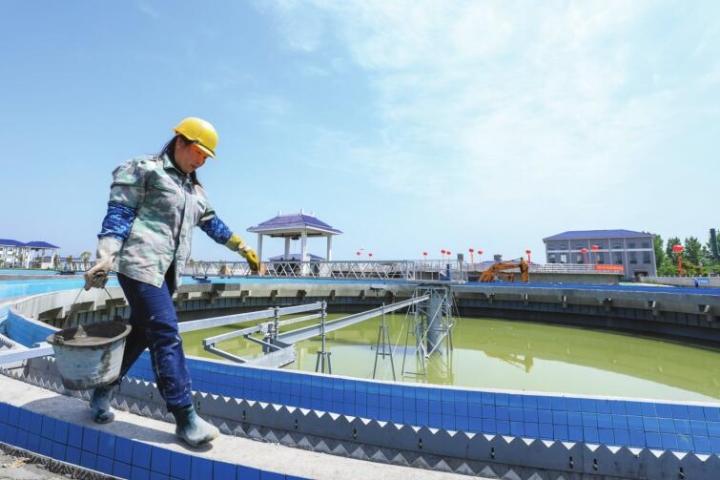 傳統(tǒng)布料機(jī)澆筑.jpg 傳統(tǒng)布料機(jī)澆筑.jpg