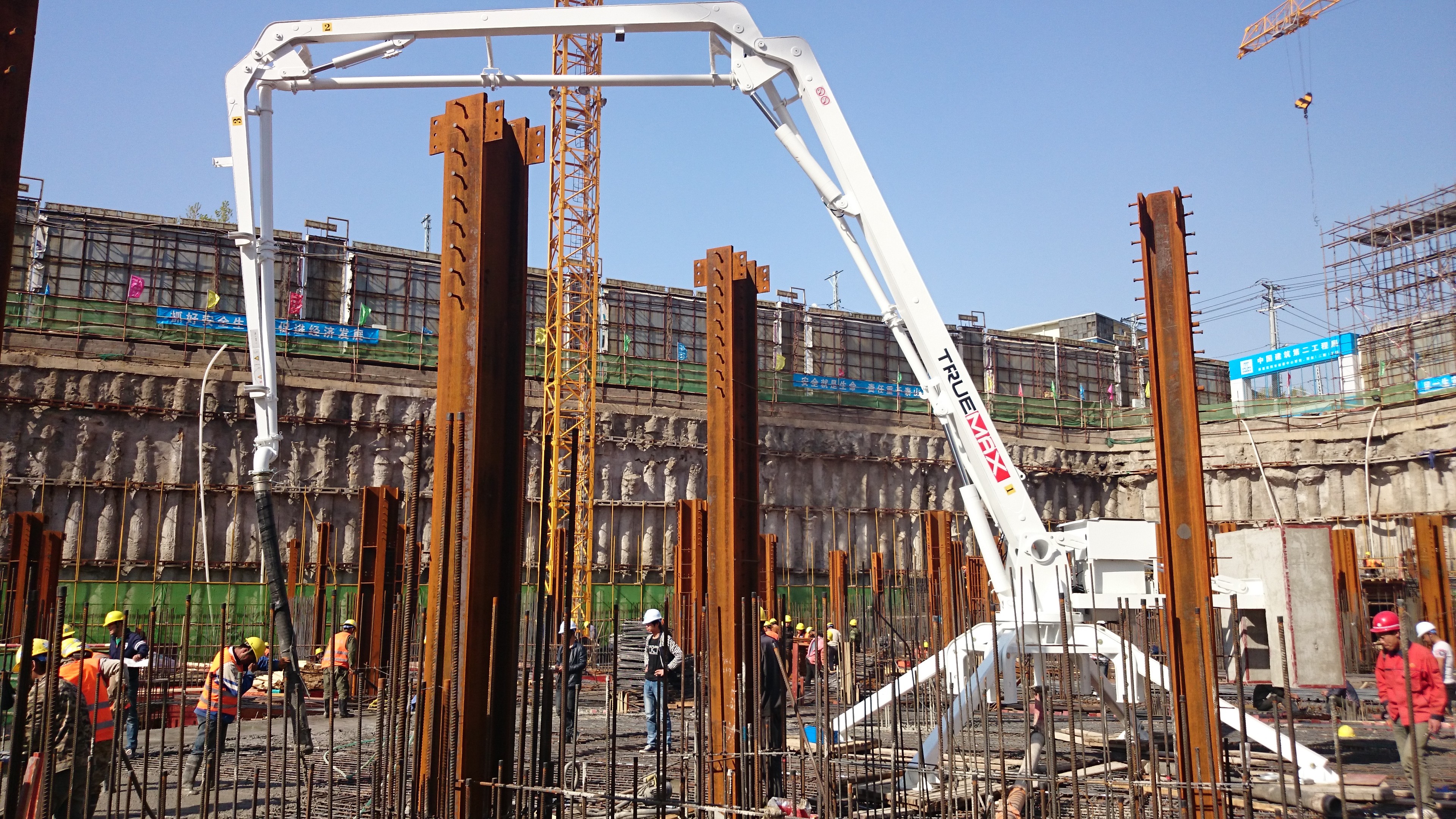 移動(dòng)布料機(jī).jpg 移動(dòng)布料機(jī).jpg